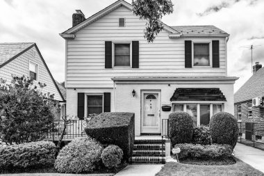 Banliyö bölgesinde özel bir ev. Banliyö ev mimarisi. Konut arazisi olan bir banliyö. Banliyö mahallesi. Özel aile mülkü. Evin dış mimarisi. Banliyö evi.