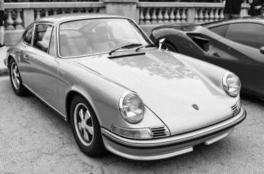 Chicago, Illinois - 29 Eylül 2024 1972 Porsche 911T Coupe sokağa park etti. altın metalik 1972 Porsche 911T Coupe.