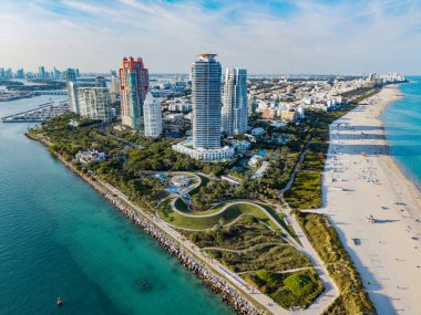 Güney Miami Sahili 'nin en iyi manzarası. Miami Beach 'in gökdelenli gökdelenli manzarası. Yazın Miami Sahili 'nin havadan görünüşü