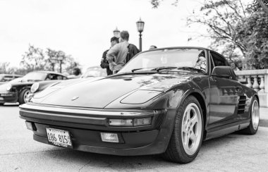 Chicago, Illinois - 29 Eylül 2024: Porsche 930 turbo veya 911 kırmızı rengi. Porsche 930 turbo ya da sokağa park edilmiş 911. Ön manzara. Porsche 930 turbo veya Chicago 'da 911