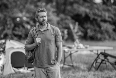 Yaz kampı. Kamp macerası. Yürüyüş yaşam tarzı. Kamp alanındaki adam. Piknik zamanı reklamı. Ormanda çadırlı piknik yapan bir adam. Yaz günü yürüyüş yapan bir adam. Yaz kampı aktivitesi.