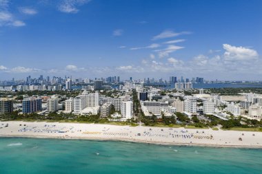 Miamis kumsalının insansız hava görüntüsü. Miami kıyı şeridi. Miami Sahili 'nin ve okyanus dalgalarının geniş bir drone görüntüsü. Miami sahili yukarıdan çekildi. Okyanusa bakan Miami İHA ile tatil beldeleri