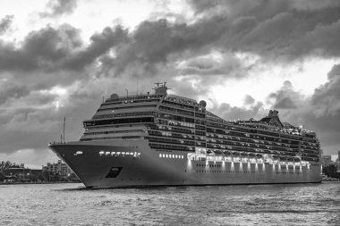 Gemi seyahati. Yaz tatilindeki deniz yolculuğunun havadan görünüşü. Denizlerde gemi turu. Gece vakti ışıltılı lüks yolcu gemisi yolculuğunun havadan görünüşü. Gemi Miami sahil limanından ayrılıyor. Gece hayatını dolaş..