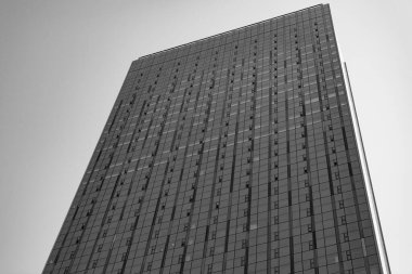 Mimari inşaat sektörü. Cam gökdelen. Şehir mimarisi. Ofis binasının mimarisi. Perspektif gökdeleni. Kule mimarisi. İş gökdelen binası.