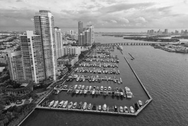 Yaz tatili. Lüks Güney Sahili marinası. Lüks bir yat. Miami güney sahili manzaralı. Yat kulübü. Marina Miami, Florida 'da. Özel rıhtım. Lüks yatı olan Güney Point Miami marinası. Seyahat hedefi.