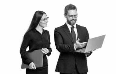 Uzaktan kumandalı çalışıyor. İş başarısı. Beyazlar üzerinde izole iş adamları. İnternette serbest çalışan biri. Patron ve çalışanı çevrimiçi. Ofisinde dizüstü bilgisayarı olan iş adamları. Müşteri hizmetleri.