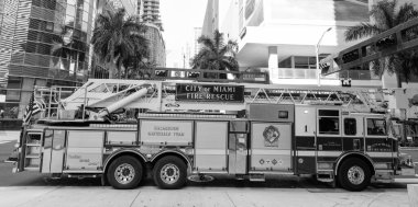 Miami, Florida, ABD - 01 Aralık 2024: İtfaiye aracı. Miami 'de itfaiye. Dışarıda büyük bir itfaiye aracı var. İtfaiye aracı, yan görüş. Tehlikeli madde ekibi. Özel itfaiye aracı..