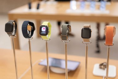 Miami, Florida, ABD - 01 Ekim 2025: Apple watch ultra. Akıllı Apple 'lı dijital cihaz mağazası. Şirket Apple mağazası. Akıllı saat aleti sergileniyor. Apple izleme ultra sunumu.