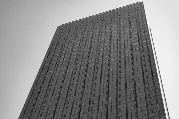 Mimari inşaat sektörü. Cam gökdelen. Şehir mimarisi. Ofis binasının mimarisi. Perspektif gökdeleni. Kule mimarisi. İş gökdelen binası.