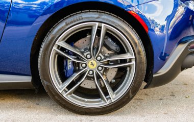 Miami, Florida, ABD - 26 Ocak 2025: Üstü açık spor araba Ferrari Roma Örümceği. Ferrari Roma Örümceği dışarıda park etmiş. Mavi spor araba, tekerlek manzaralı. 2024 Ferrari Roma Spider üstü açık spor araba.