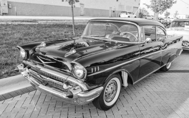 Park Ridge, Illinois, ABD - 22 Ağustos 2024 Chevrolet Bel Air 'in siyah arabası. Chevy Bel Air. Otomobil fuarında park edilmiş siyah araba, köşe manzaralı. Chevrolet Bel Air retro araba.