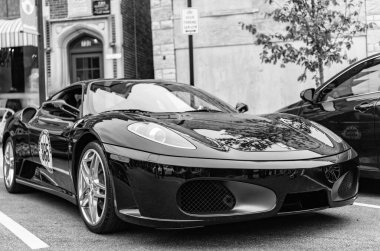 Chicago, Illinois - 29 Eylül 2024 Ferrari F430 siyah renk. Ferrari F430 sokağa park etmiş. Köşeden bak. Lüks Ferrari F430 Chicago 'da