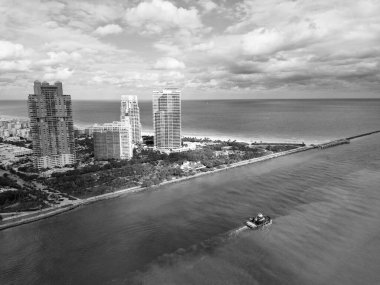 Skyline panorama. Römorkör kanalı geçiyor. Miami Güney Sahili hava manzarası. Miami 'nin güney sahilinde, Florida' da Skyline hava aracı. Miami 'nin güney sahili. South Beach, ABD 'de manzara.