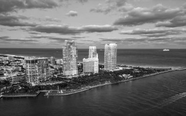 Skyline panorama. Deniz sahili. Miami Güney Sahili hava manzarası. Miami marinası, Florida 'daki Skyline hava sahası. Günbatımlı Miami Havayolları. South Beach 'teki liman manzarası. Miami silüeti.