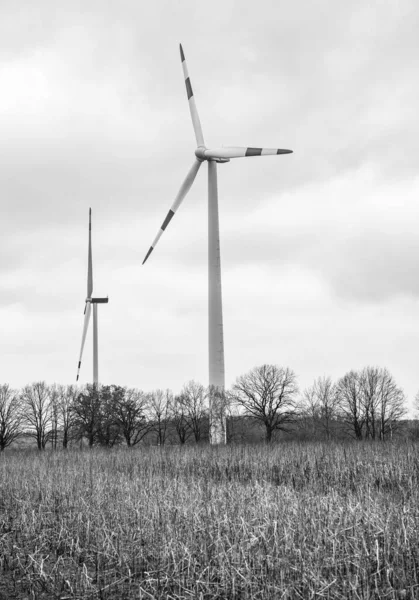 Yenilenebilir elektrik üretimi için rüzgar değirmeni. Kırsal kesimde bir yel değirmeni. Deniz aşırı rüzgar parkı. Rüzgar Türbinleri Çiftliği. Alternatif yenilenebilir enerji üretimi. yeşil enerji kavramı.