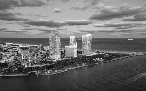 Skyline panorama. Deniz sahili. Miami Güney Sahili hava manzarası. Miami marinası, Florida 'daki Skyline hava sahası. Günbatımlı Miami Havayolları. South Beach 'teki liman manzarası. Miami silüeti.
