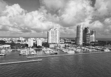 Yaz tatili. Lüks Güney Sahili marinası. Lüks bir yat. Miami güney sahili manzaralı. Yat kulübü. Marina Miami, Florida 'da. Özel rıhtım. Lüks yatı olan Güney Point Miami marinası. Seyahat hedefi.