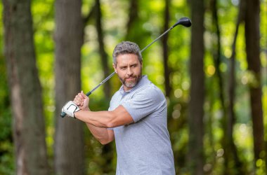 Eldivenli golfçü adam. Golf oyuncusu yazın golf oynuyor. Golf oyuncusu golf sahasında. Golfçü kulüpte eldiven içinde golf topunu tutuyor. Golf eldivenini ver. Golf ve eğlence..