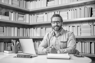 Dijital sınıf. Sınıfta öğretmenin online eğitimi. Öğretmenler günü. Öğretmen çevrimiçi eğitim sunuyor. Online okul eğitimi. Estonya 'da dersteydim. Dijital müfredat.