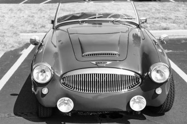 Chicago, Illinois, ABD - 08 Eylül 2024: Austin Healey 3000 mark 2 koltuklu, üstü açılabilir eski araba, köşe manzaralı. Retro araba. Retro Austin Healey 3000 mark II. Chicago 'dan Austin Healey
