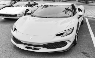 Chicago, Illinois - 29 Eylül 2024: Ferrari 296 GTS veya GTB sarı renk. Ferrari 296 GTS ya da GTB caddeye park etmiş. Köşeden bak. Lüks Ferrari 296 GTS veya Chicago 'da GTB