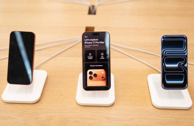 Miami, Florida, ABD - 01 Ekim 2025: iPhone 17 profesyonel maksimum. Akıllı telefon Apple 'ı olan dijital cihaz mağazası. iPhone 'lu Apple Mağazası. Telefonun açık. iPhone 17 Maksimum Pro Sunumu.