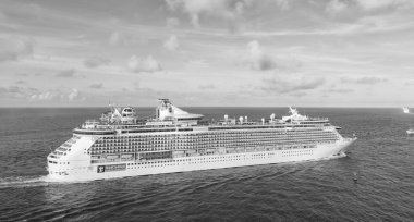 Miami, Florida, ABD - 3 Şubat 2025: Deniz yolculuğunun bağımsızlığı. Yaz tatilinde gemi turu. Uluslararası Kraliyet Karayipleri. Gemi turu ve deniz seyahati. Gemi port 'tan ayrılıyor.