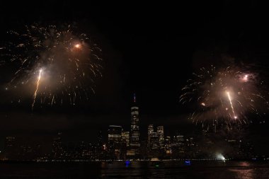 New York Manhattan havai fişekleri arifesinde. Manhattan 'da havai fişekler. New York 4 Temmuz Havai fişekleri. Flashing Fireworks ile New York City Skyline Manhattan. Bağımsızlık Günü