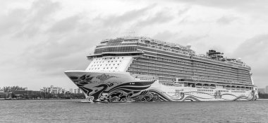 Miami, Florida, ABD - 07 Kasım 2024: NCLH Gemisi. Norveç Joy yolcu gemisi yolculuğu. Yaz tatilinde gemi turu. Norveçli gemi şirketi. Gemi turu ve deniz yolculuğu..