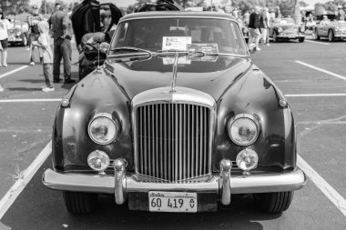 Chicago, Illinois, ABD - 08 Eylül 2024: Bentley S2 Continental retro araç, ön görüş. Retro araba. Klasik Bentley S2 Continental araba. Chicago 'da Bentley S2 Continental