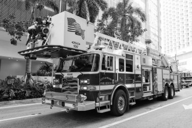 Miami, Florida, ABD - 01 Aralık 2024: Haz mat İtfaiye Aracı. İtfaiye aracı. Miami 'de itfaiye. Dışarıda büyük bir itfaiye aracı var. İtfaiye aracı, köşe manzaralı. Kentsel itfaiye.