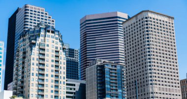 Gökdelenin şehir mimarisi. Şehir manzaralı bir şehir. Gökdelen şehir manzarası. Şehir merkezindeki modern şehir. İş şehri. İş bölgesindeki gökdelen binasının manzarası. Büyük gökdelenler.