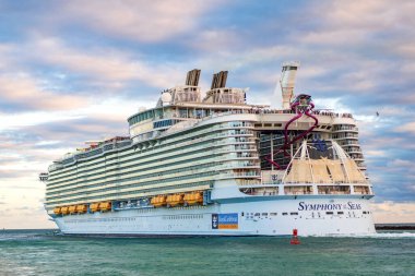 Miami, Florida, ABD - 23 Aralık 2024: Royal Karayipler Uluslararası tekne şirketi. Gemi turu. Yüzen otel. Deniz Yolcuları Seyahat Senfonisi. Gemi gezisi yaz tatili.