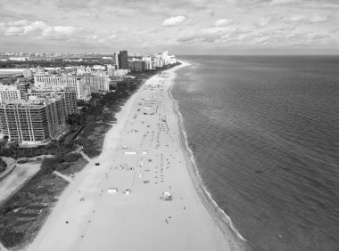 Miami, Florida 'da yaz tatili. Sahilde deniz tatili. Marina manzaralı. Turkuaz sular. Miami kıyı şeridi. Miami güney sahili hava manzaralı. Deniz sahili kıyısı ve kıyı şeridi, yaz zamanı..