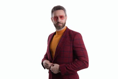 Beyaz tenli şık bir iş adamı. Erkek giyim tarzı. Takım elbiseli genç yakışıklı adam. Güneş gözlüklü İspanyol adam. İş gündelik tarzı. Erkek giyim tarzı. Erkek giyim şıklığı.