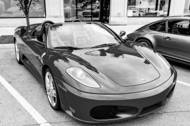 Chicago, Illinois - 29 Eylül 2024: Ferrari 360 Spider kırmızısı. Ferrari 360 caddeye park etmiş. Köşeden bak. Lüks Ferrari 360 Chicago 'da