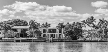 Lüks liman otel binası. Yaz tatili. Lüks yerleşim alanı olan bir manzara. Sahil kıyısında bir apartman dairesi. Rıhtım manzaralı bir ev. Yaz panoramasında tatil.