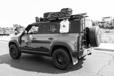 Chicago, Illinois, ABD - 08 Eylül 2024: 2022 Land Rover Defender aracı, yan görüş. Efsanevi geçiş arabası. Geçit Land Rover Defender arabası. Chicago 'da arazi aracı savunucusu.