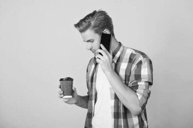 Telefon var. Mobil iletişim. İletişim. Akıllı telefondan konuşan adam sarıda izole edilmiş. Millennial Man 'in telefon görüşmesi var. Geri arıyorum. Kahve molasında adam akıllı telefonda konuşur..