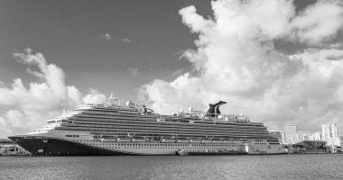 Miami, Florida, ABD - 03 Kasım 2024: Karnaval Horizon yolcu gemisi yolculuğu. Yaz tatilinde gemi turu. Karnaval Gemi Hattı. Gemi turu ve deniz seyahati. Gemi Miami sahil limanından ayrılıyor..