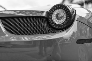 Chicago, Illinois - 29 Eylül 2024: Ferrari 458 Italia kırmızı renk. Ferrari 458 Italia caddeye park etmiş. Arkadan bak. Lüks Ferrari 458 İtalya Chicago 'da