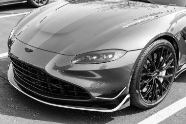 Chicago, Illinois, ABD - 08 Eylül 2024 Aston Martin V8 Vantage F1 model üstü açılır araba, köşe manzaralı. Aston Martin V8 Vantage. Üstü açık Aston Martin V8 Vantage spor arabası