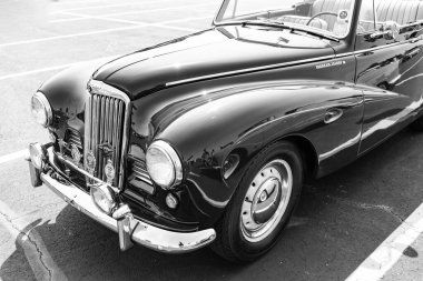 Chicago, Illinois, ABD - 08 Eylül, 2024: 1951 Sunbeam Talbot Alpine 90 üstü açılabilir spor araba, köşe manzaralı. Retro spor araba. Üstü açık Sunbeam Talbot Alp 90. Tsunbeam Talbot Alp 90 üstü açık araba Chicago 'da.