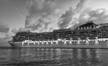 Gemi seyahati. Yaz tatilindeki deniz yolculuğunun havadan görünüşü. Denizlerde gemi turu. Gece vakti ışıltılı lüks yolcu gemisi yolculuğunun havadan görünüşü. Gemi Miami sahil limanından ayrılıyor. Gece hayatını dolaş..