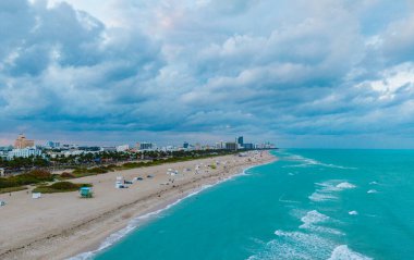 Lüks gökdelenleri ve okyanusları olan Miami şehri. Miamis 'in ünlü ufuk çizgisinin panoramik görüntüsü. Yukarıdan Miami Sahili. Miami silueti tepeden. Miami, Florida 'nın havadan manzarası