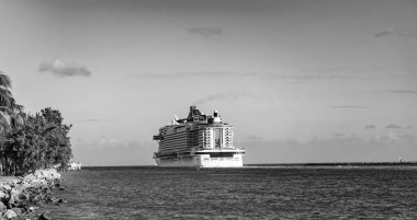Gemi turu ve deniz seyahati. Lüks yolcu gemisinde seyahat. Gemi Miami sahil limanından ayrılıyor. Miami turu. Gemi seyahati. Yaz tatilindeki görkemli gezi manzarası. Seyahat hedefi.