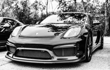 Chicago, Illinois - 29 Eylül 2024: 2016 Porsche Cayman GT4 siyah renk. 2016 model Porsche Cayman GT4 sokağa park etmiş. Ön manzara. 2016 Porsche Cayman GT4, Chicago