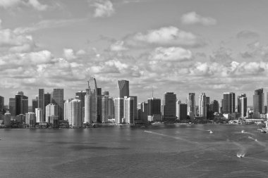 Miami silueti, Biscayne Körfezi. Biscayne Körfezi 'nin şehir manzarası. Miami, Florida 'nın gökdelen şehir manzarası. Gökdelen mimarisi. Gökdelen mimarisi ile Miami şehir manzarası.