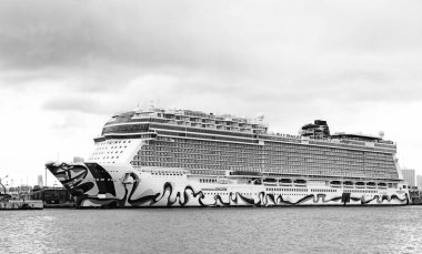 Miami, Florida, ABD - 4 Kasım 2024: Norveç yolcu gemisi yolculuğu. Yaz tatilinde gemi turu. Norveçli gemi şirketi. Gemi turu ve deniz seyahati. NCL Gemisi.