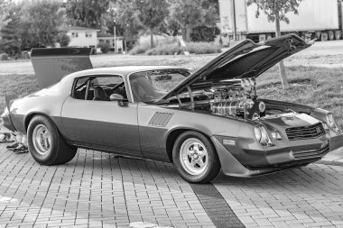 Park Ridge, Illinois, ABD - 22 Ağustos 2024: Chevy Camaro açık hava. Otomobil fuarında açık motorlu Retro elektrikli mavi araba, yan görüş. Chevrolet Camaro Z28 eski model araba. Chevrolet Camaro Z28 'in mavi arabası..